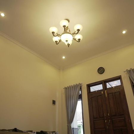 Sayana Homestay Sleman  Εξωτερικό φωτογραφία